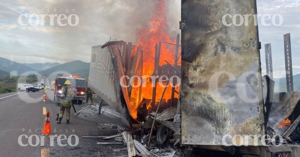 Tráiler termina en llamas en la carretera Silao-San Felipe por falla mecánica 