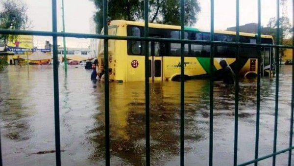 Se desborda vaso regulador en Cuaitutlán Izcalli, en Estado de México