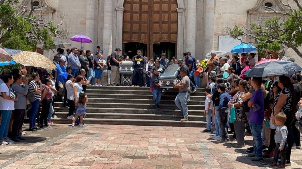 Dan último adiós a Martín, Maria Elena y su nieto Cristopher, víctimas de la masacre de Yuriria