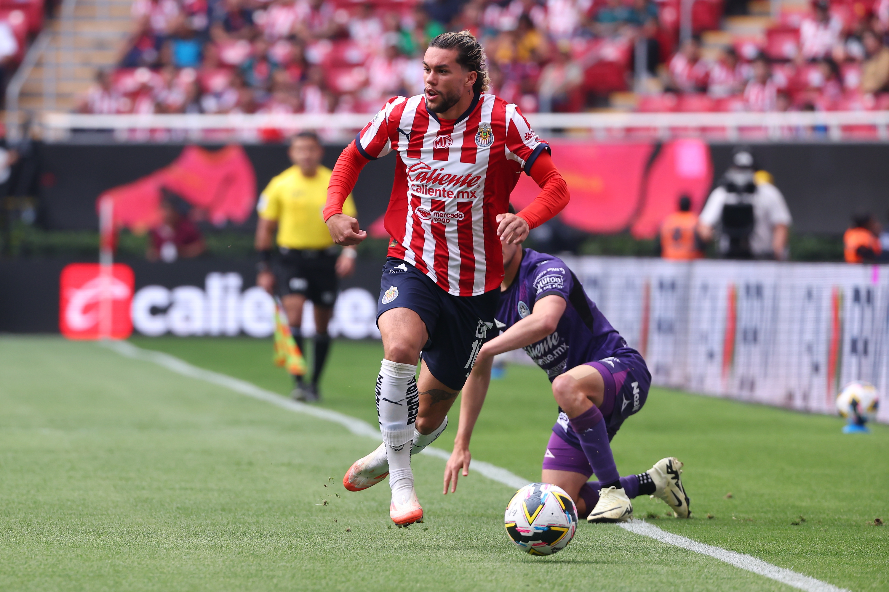 Chivas brilla en casa: Victoria 2-0 sobre Mazatlán con goles de Cowell y González