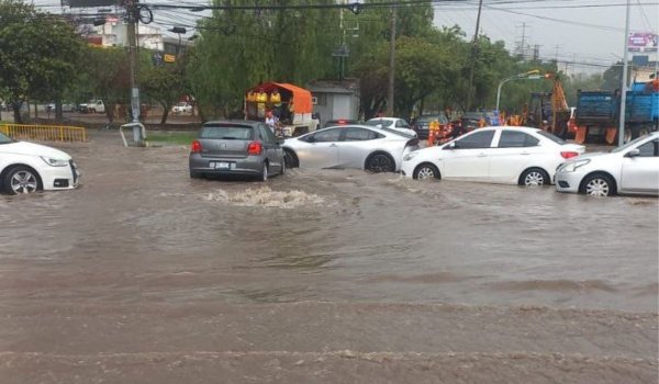 Fuertes lluvias en León causan encharcamientos y cierre del Malecón del Río