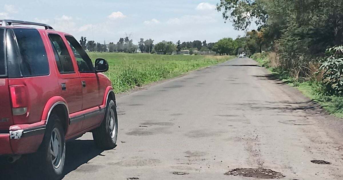 Exigen habitantes de comunidades a autoridades de Salamanca rehabilitar el camino a Uruétaro 