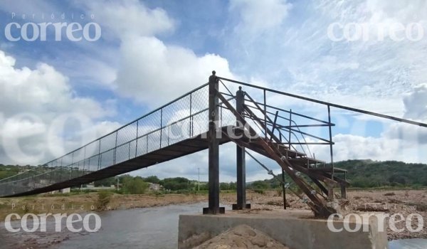  Puente colgante destruido y en ruinas por las intensas lluvias en San Miguel de Allende