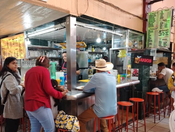 En San Miguel de Allende ofrecen el litro de jugo de naranja en 100 pesos, ¿cuál es la razón?