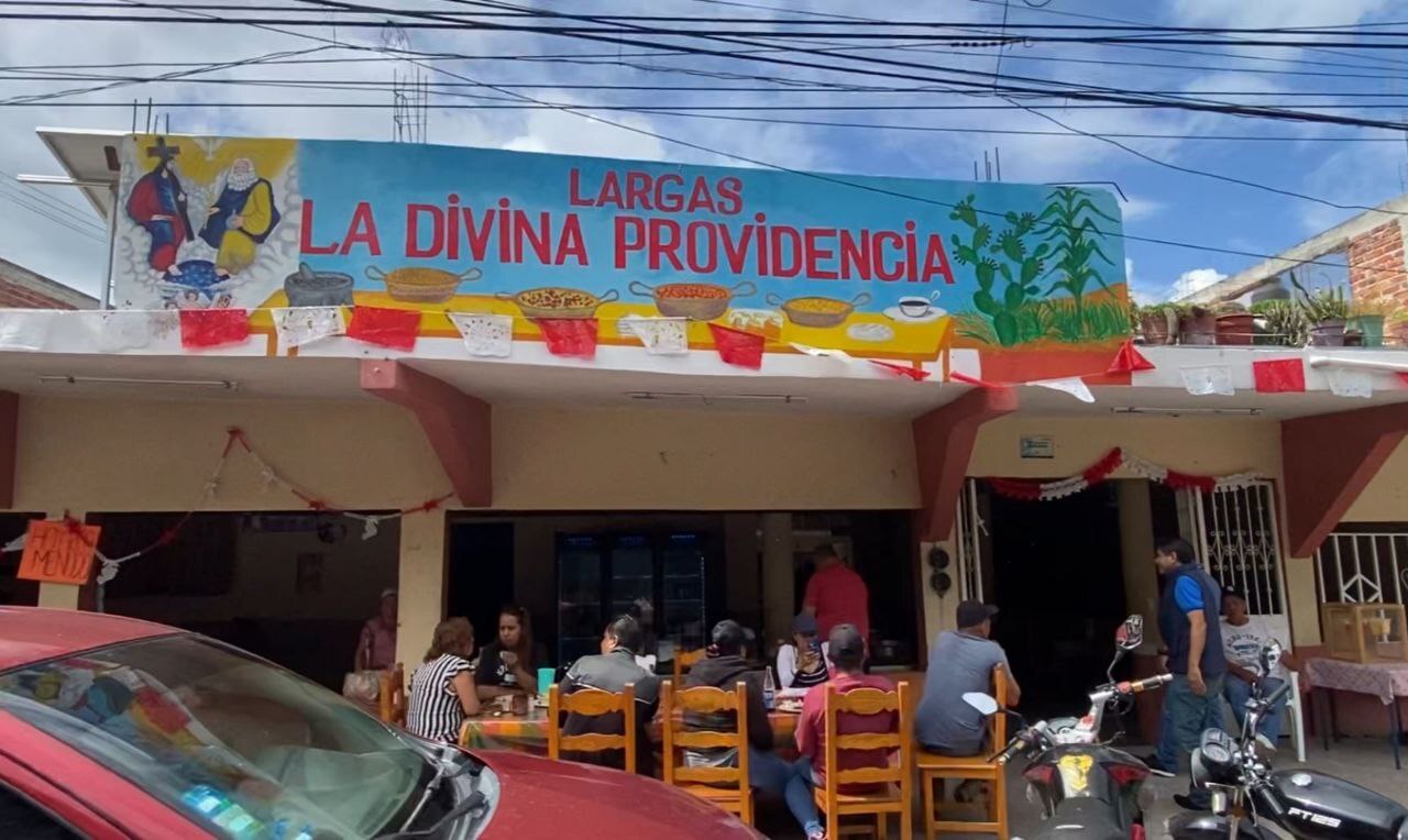 Comercios y sabores en la carretera Salvatierra-Yuriria: Un Festín de Variedad 