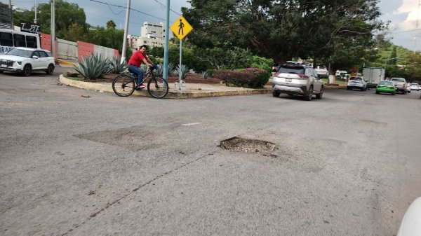 Abandonan entre baches al camino del Fraccionamiento Villas de Irapuato