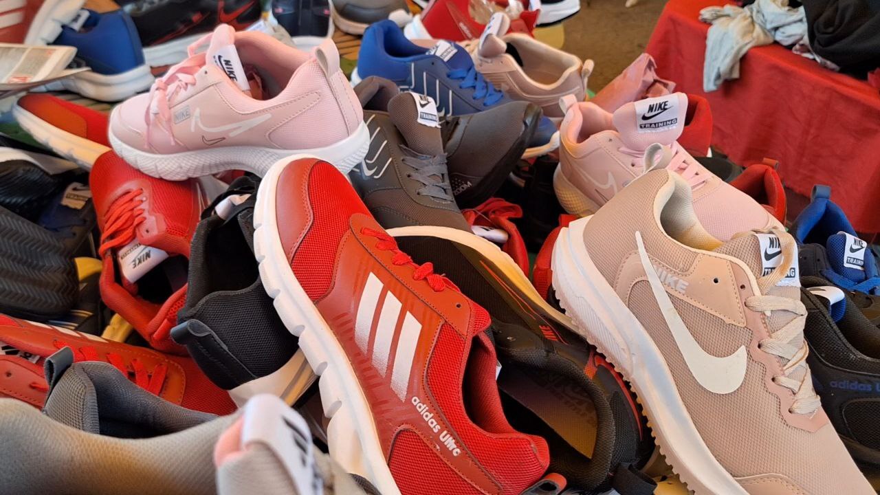 Ofrecen mercados de Guanajuato réplicas de tenis Nike y Adidas en 200 pesos ¿son de calidad?