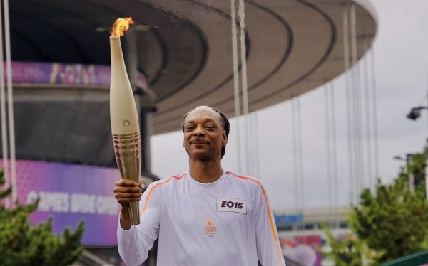 Snoop Dogg porta la antorcha de los Juegos Olímpicos 2024 con su famoso bailecito