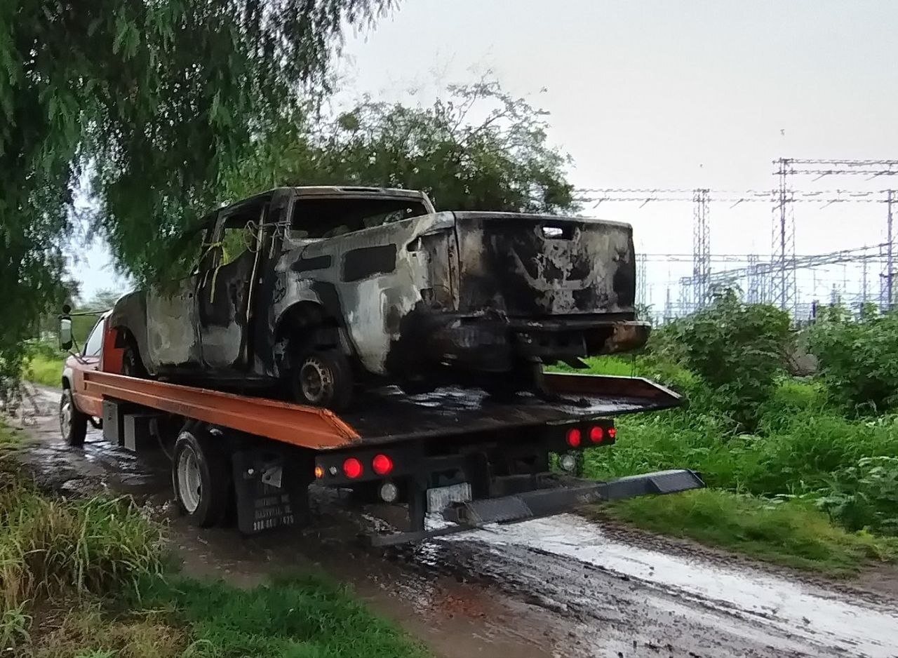 Hallan camioneta incendiada con dos cuerpos en Celaya