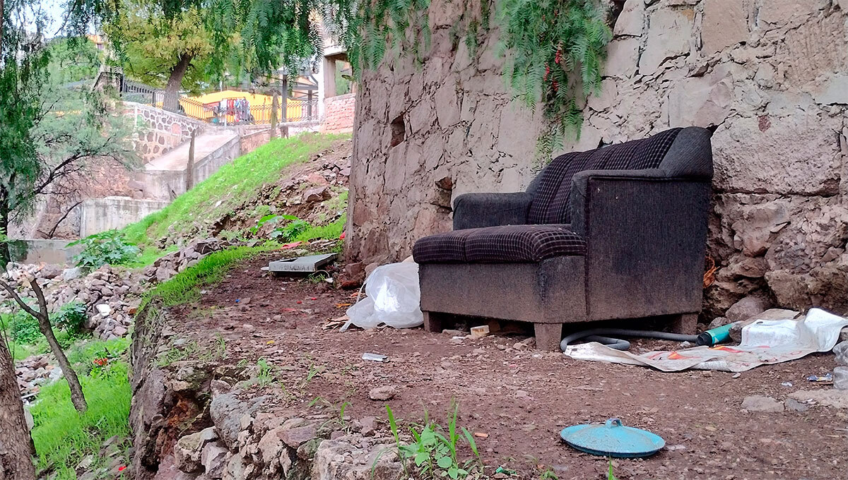 Subida a Ex Estación en Guanajuato capital sirve de baño y para ingerir bebidas alcóholicas