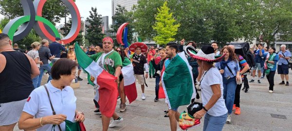 Mexicanos toman las calles de París para bailar 'La Chona' en los Juegos Olímpicos 