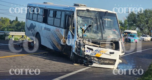 Aparatoso choque en la carretera Salamanca- Valle de Santiago deja un muerto y 20 heridos 