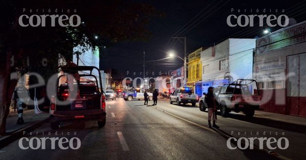 Arrojan artefactos explosivos a comercio de equipo de sonido en Irapuato 