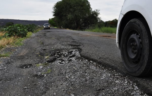 Entre lodo, baches y agua, lluvias dejan caminos intransitables en Guanajuato 