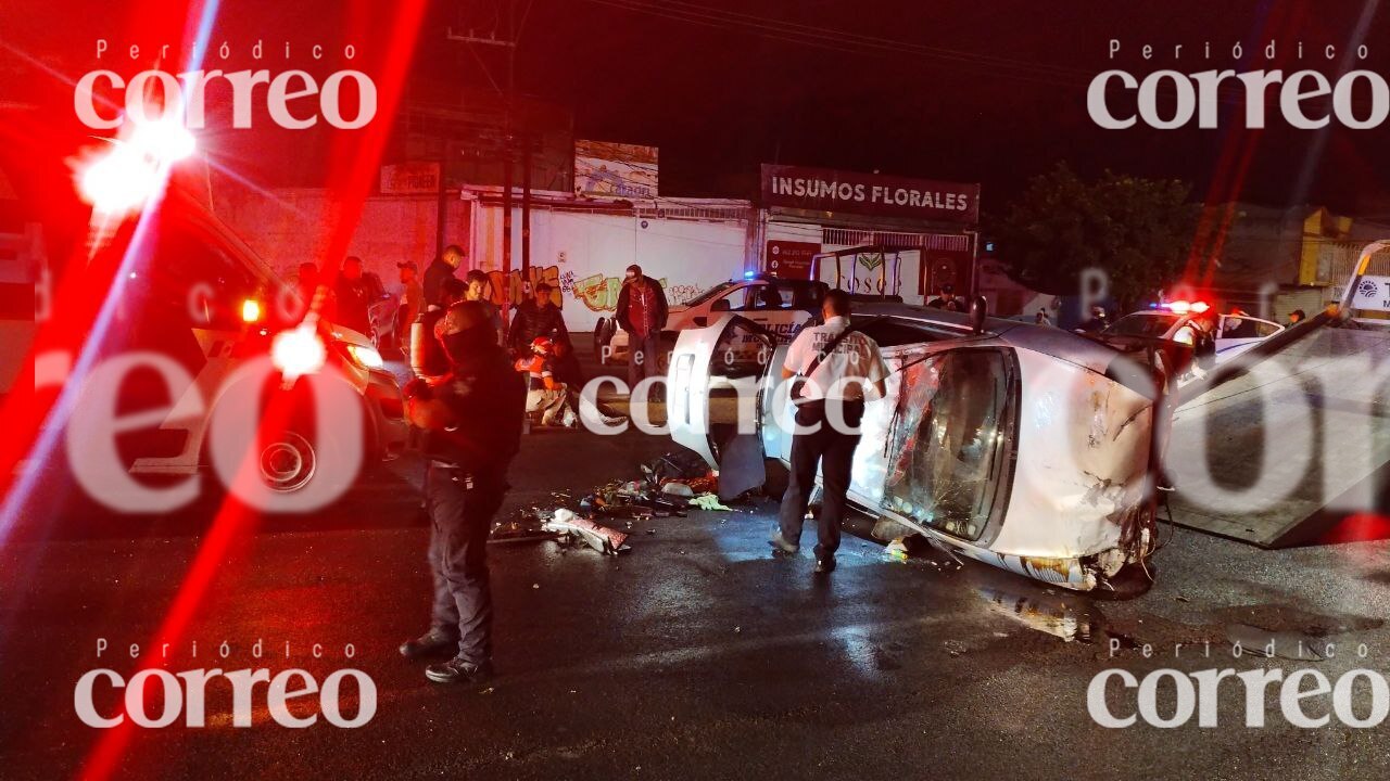 Choque entre auto compacto y camioneta en Avenida de los Insurgentes en Irapuato deja dos lesionados