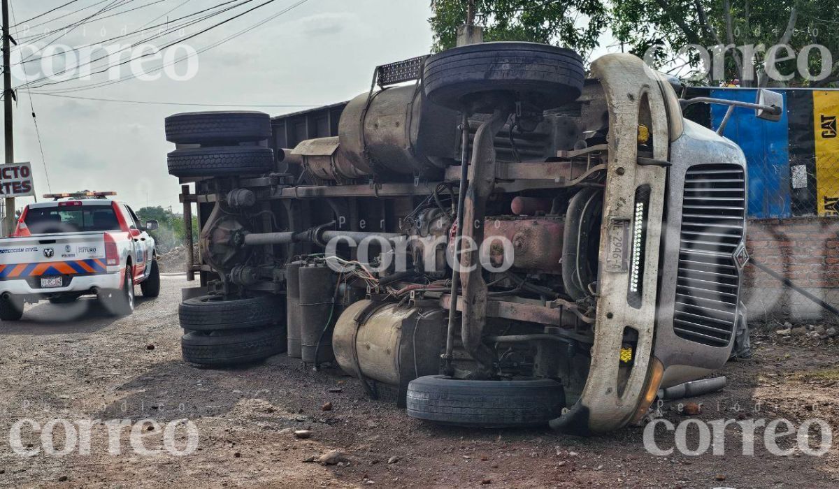 Accidente en Pénjamo causa volcadura de camión de carga en la federal 1110