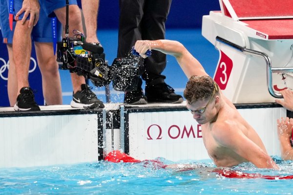 Léon Marchand conquista su segundo oro en París 2024 al batir el récord olímpico en los 200 metros mariposa