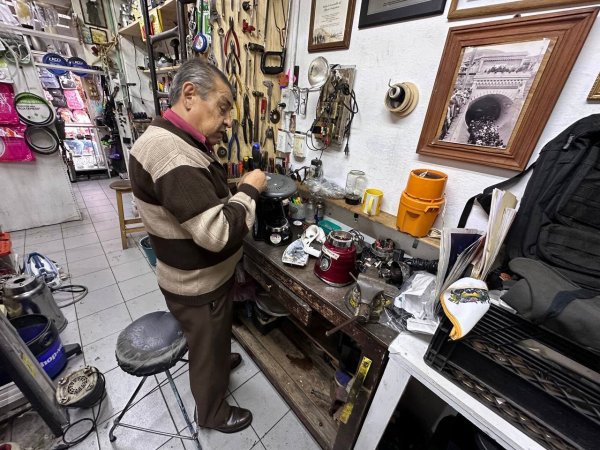 Por 39 años, Rogelio Rodríguez brinda su servicio reparando electrodomésticos en Guanajuato