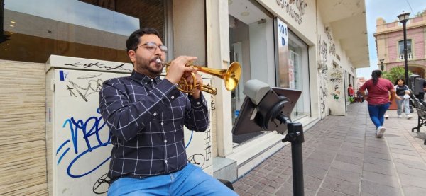 Trompetista Manuel Vargas conquista con su música en el centro de Celaya 