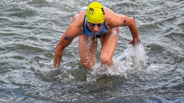 Triatleta belga enferma tras nadar en el Río Sena