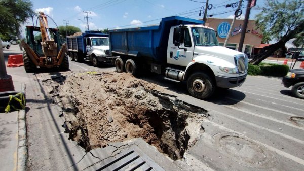 ¿Qué pasa con el suelo de Irapuato? Aparece otro socavón en el bulevar Arandas