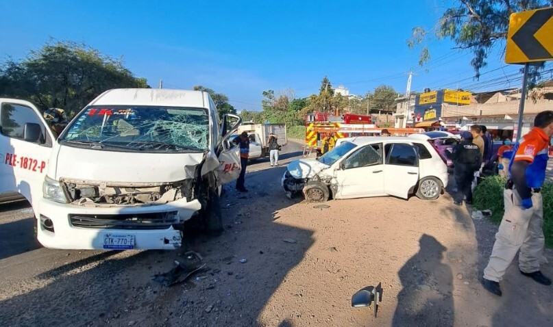 Choque por exceso de velocidad deja dos heridos en Las Teresas de Guanajuato