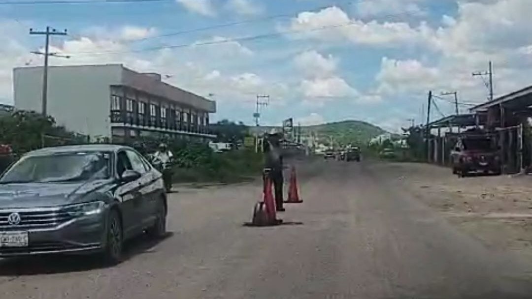 Hombre rehabilita camino de Irapuato a cambio de propinas ante abandono de autoridades