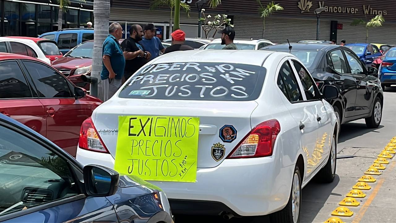 Protestan conductores y repartidores de Didi y Uber en León; exigen tarifas justas 