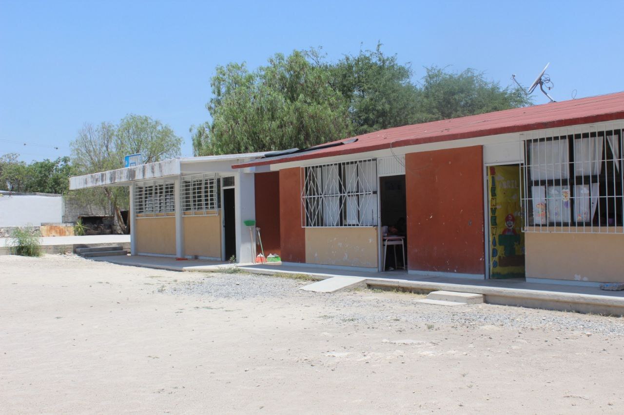 En temporada vacacional, padres de familia vigilan planteles educativos de Guanajuato