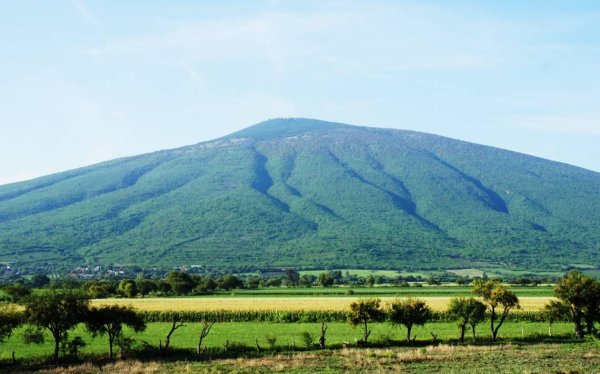 Invita el historiador Julio Celis a descubrir los misterios del Cerro del Culiacán en Cortazar