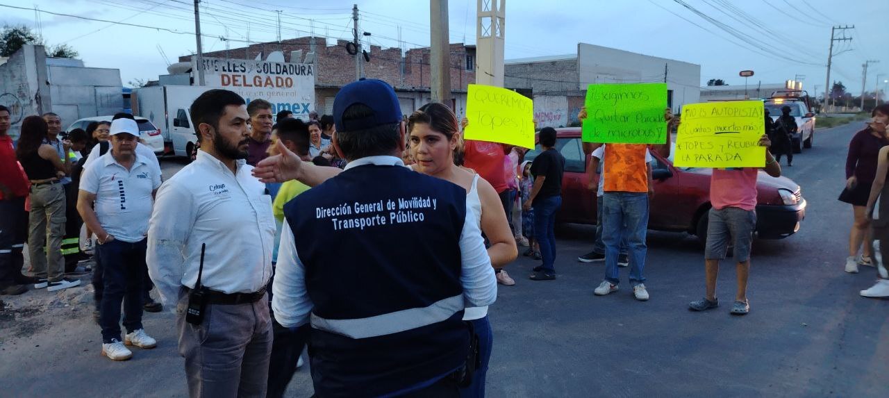 Vecinos bloquean avenida México-Japón en Celaya; exigen topes por accidentes en la zona 