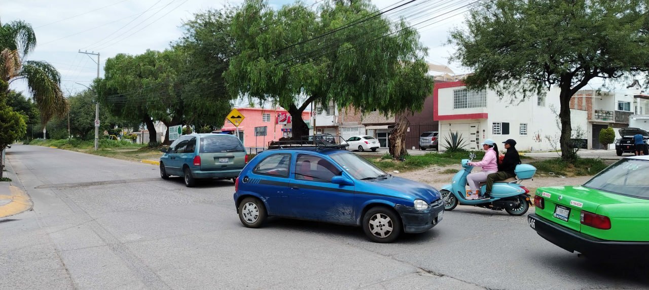 Automovilistas “no respetan” circulación y causan caos vial en avenida de Celaya