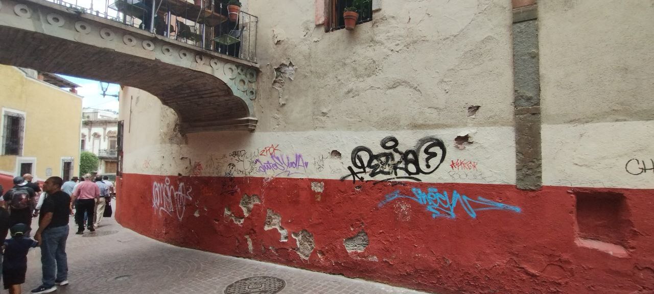 Grafitis y falta de mantenimiento deterioran la calle Del Campanero en Guanajuato