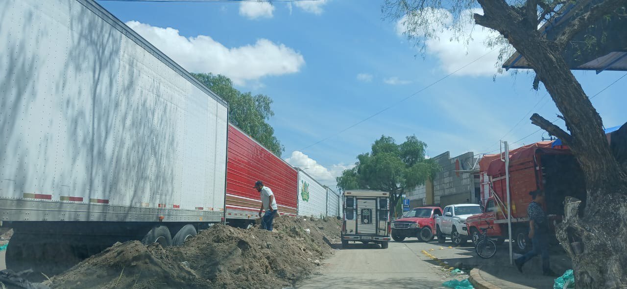 Conflicto entre comerciantes de la Central de Abastos de León provoca cierre vial 