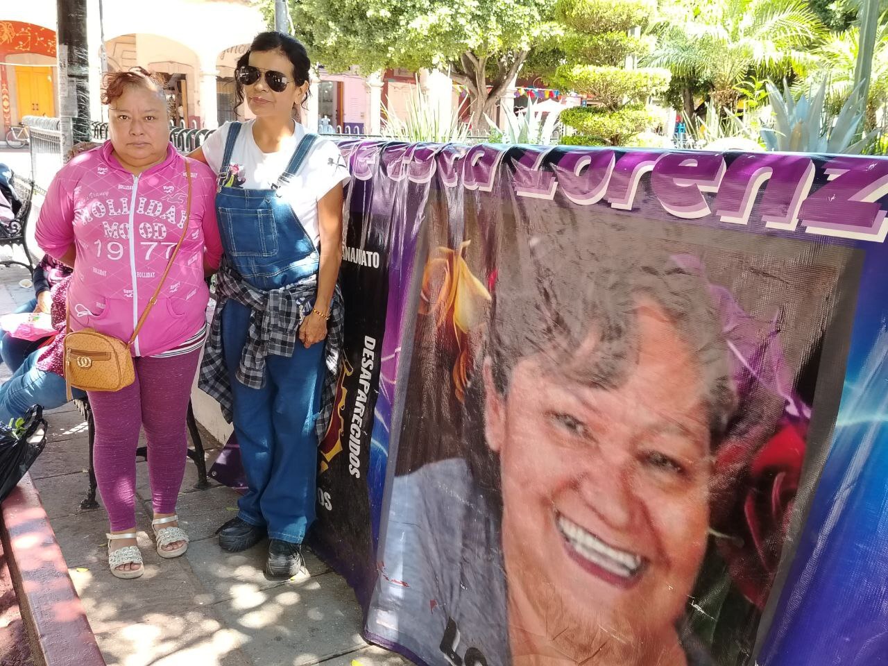 “Le hemos fallado”, claman buscadoras por caso de Lorenza Cano al pie del árbol de la esperanza