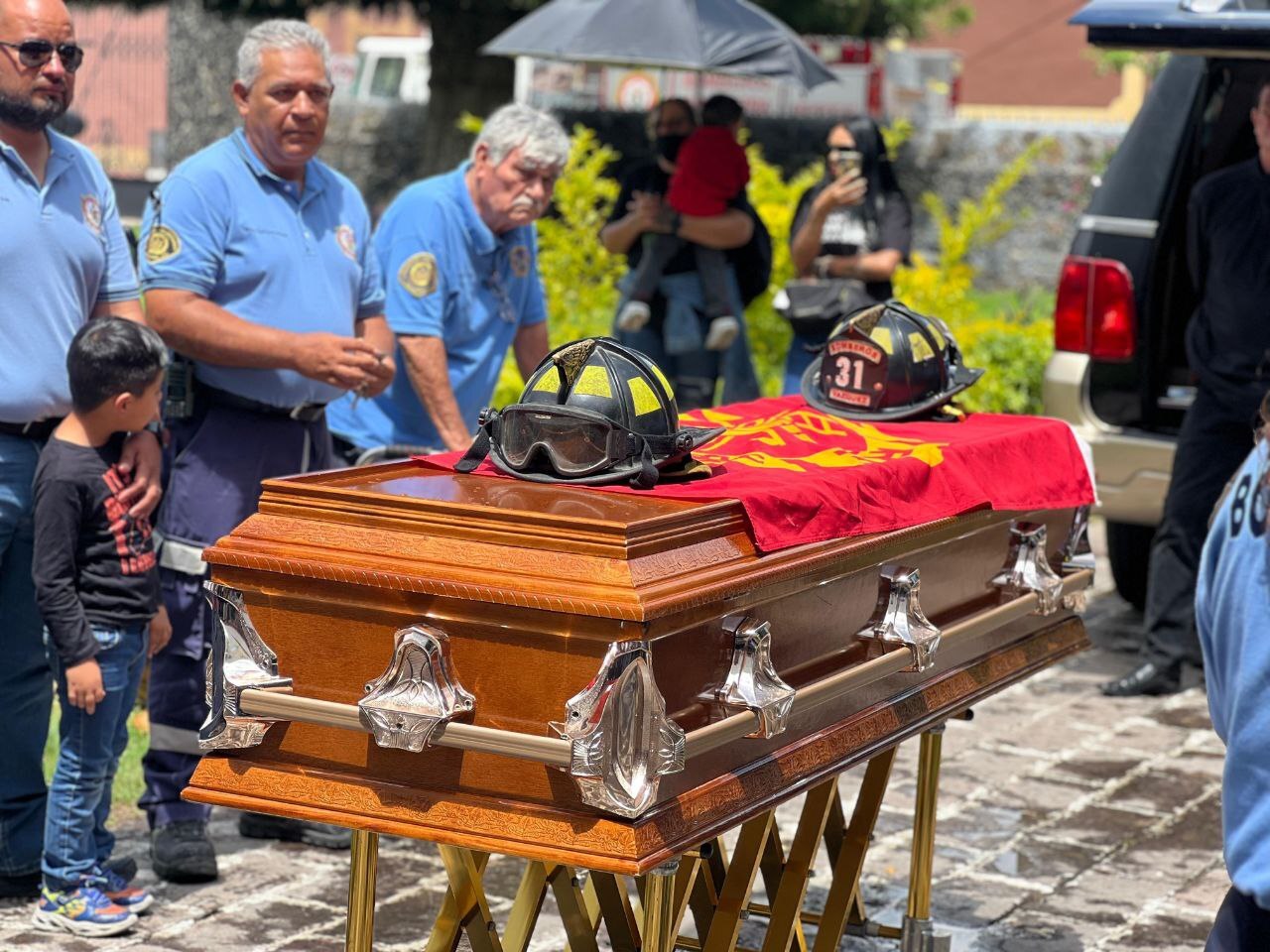 Dan último adiós al bombero Armando Díaz, asesinado en una tienda de Salvatierra