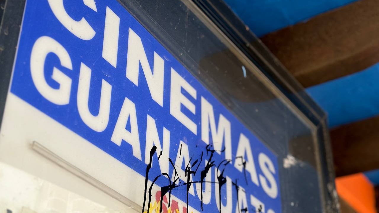 Fotos | Incendian Cine Guanajuato; vandalismo no se ha detenido desde su cierre