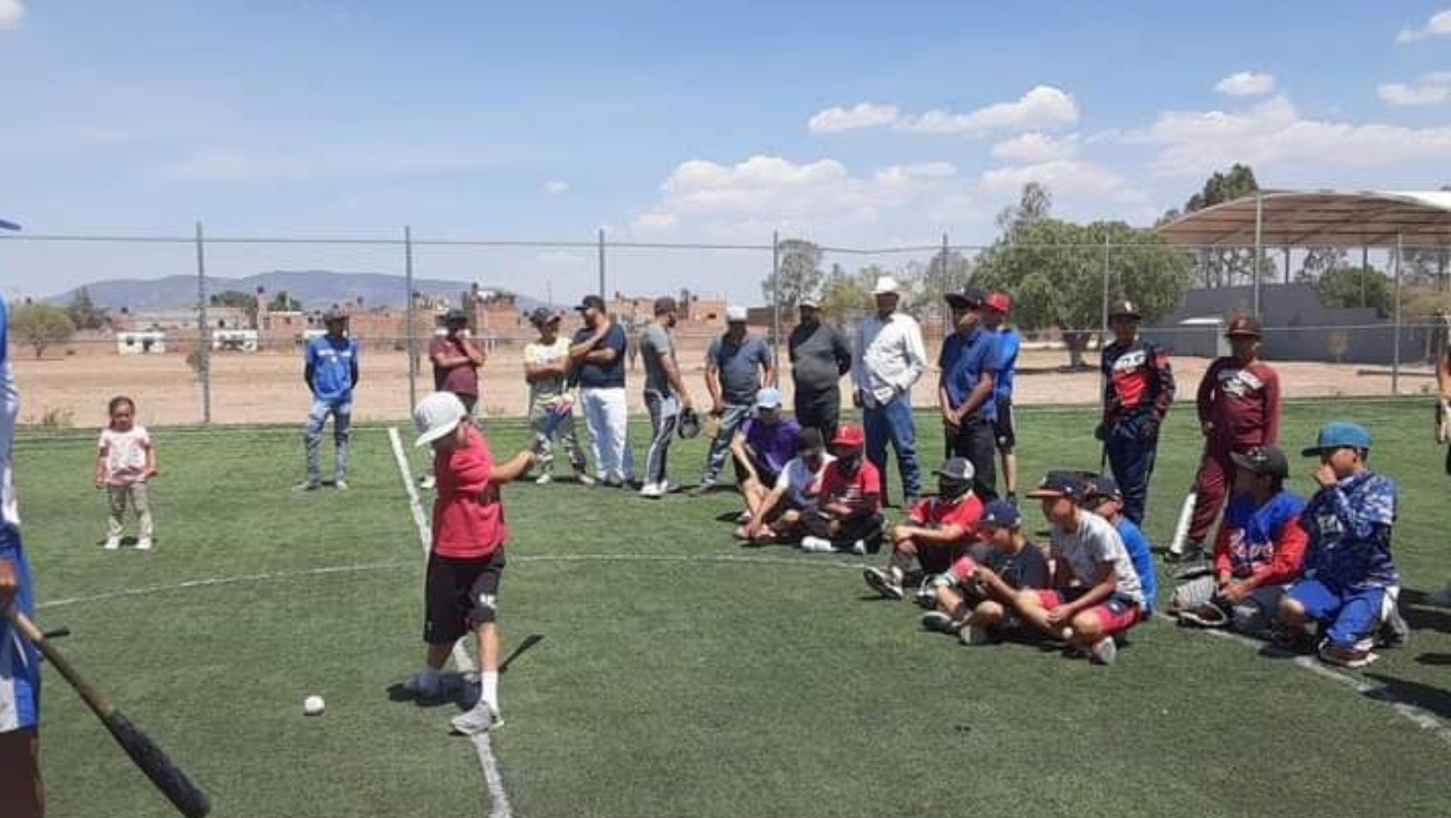 Ocampo acerca a jóvenes al béisbol como una estrategia para alejarlos de las adicciones