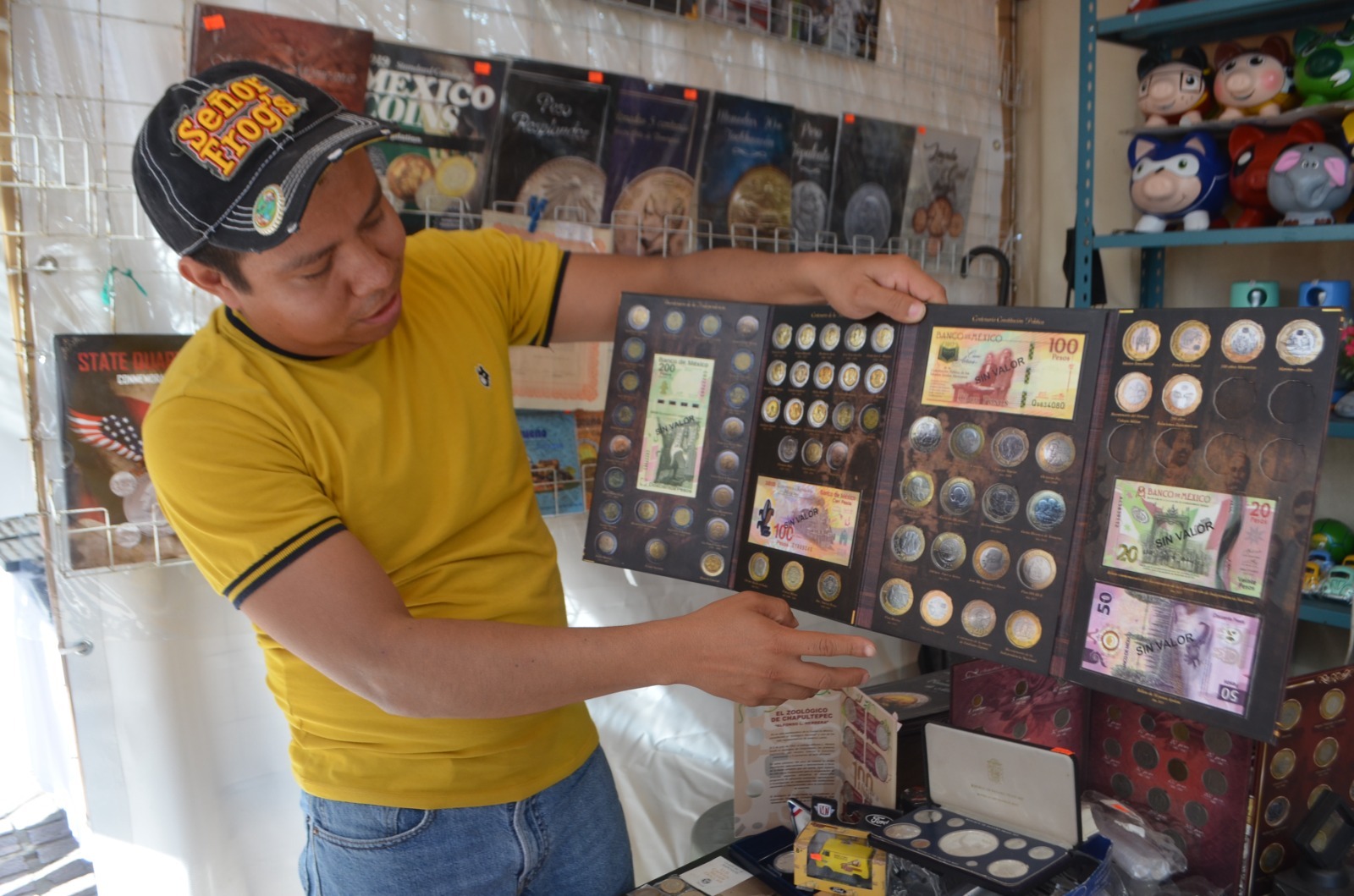 Francisco Ríos reúne más de mil monedas y billetes antiguos en su tienda de Dolores Hidalgo