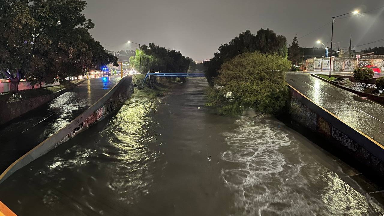 Malecón del Río desbordado, árboles caídos y colonias sin luz dejan lluvias en León