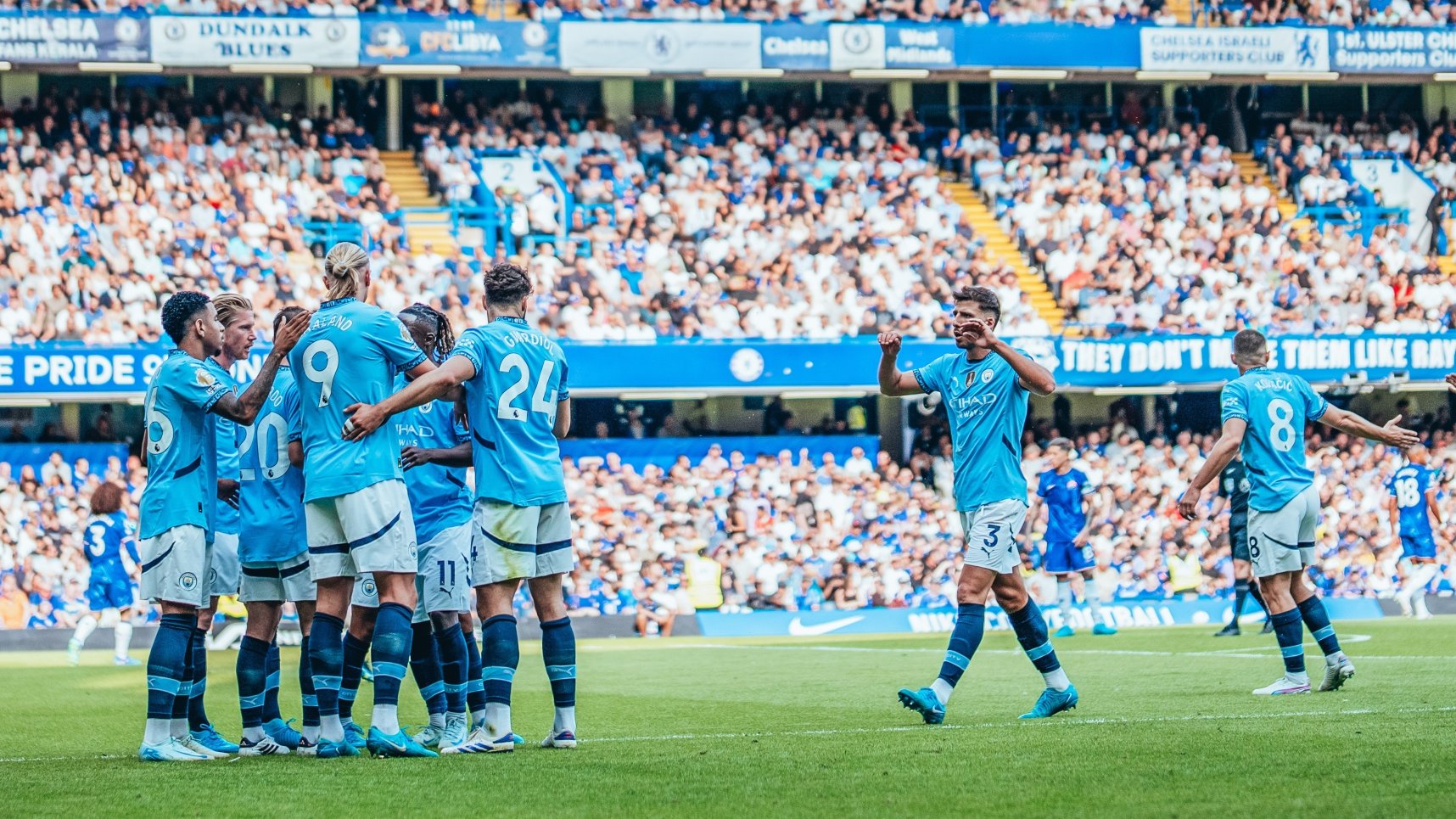 Manchester City vence al Chelsea y comienza con fuerza la defensa de su título en la Premier League