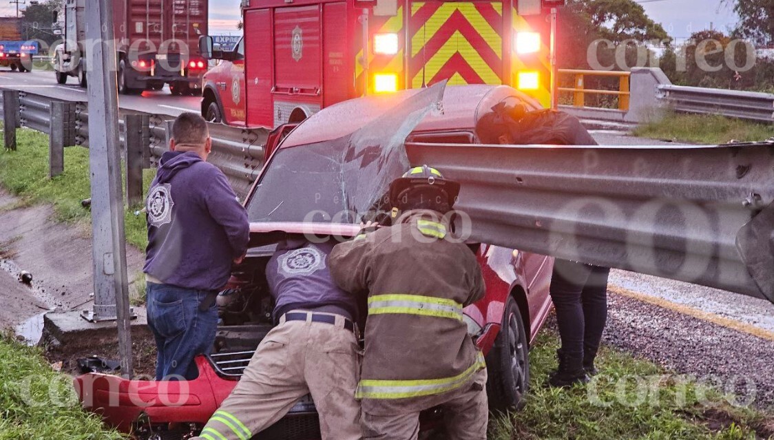 Dos elementos de FSPE sufren terrible accidente en la Pénjamo-Abasolo