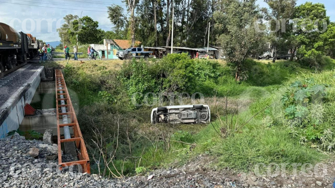 Tren embiste a camioneta en Tarimoro; deja un hombre y una mujer lesionados