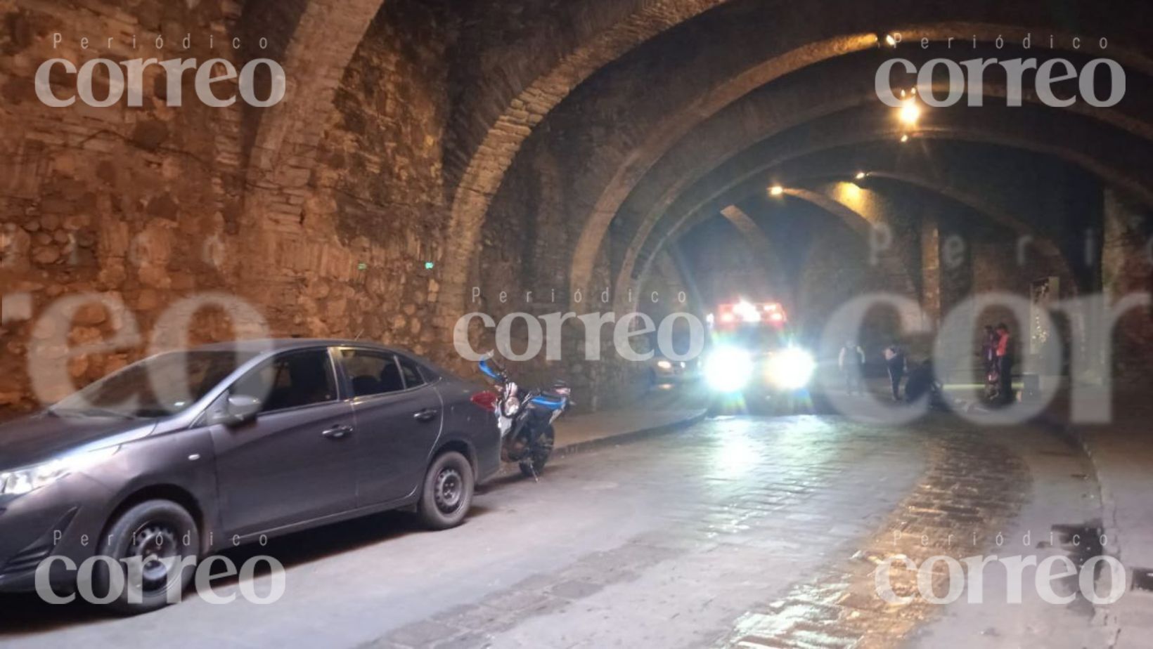 Motociclista derrapa en la Subterránea de Guanajuato y queda inconsciente