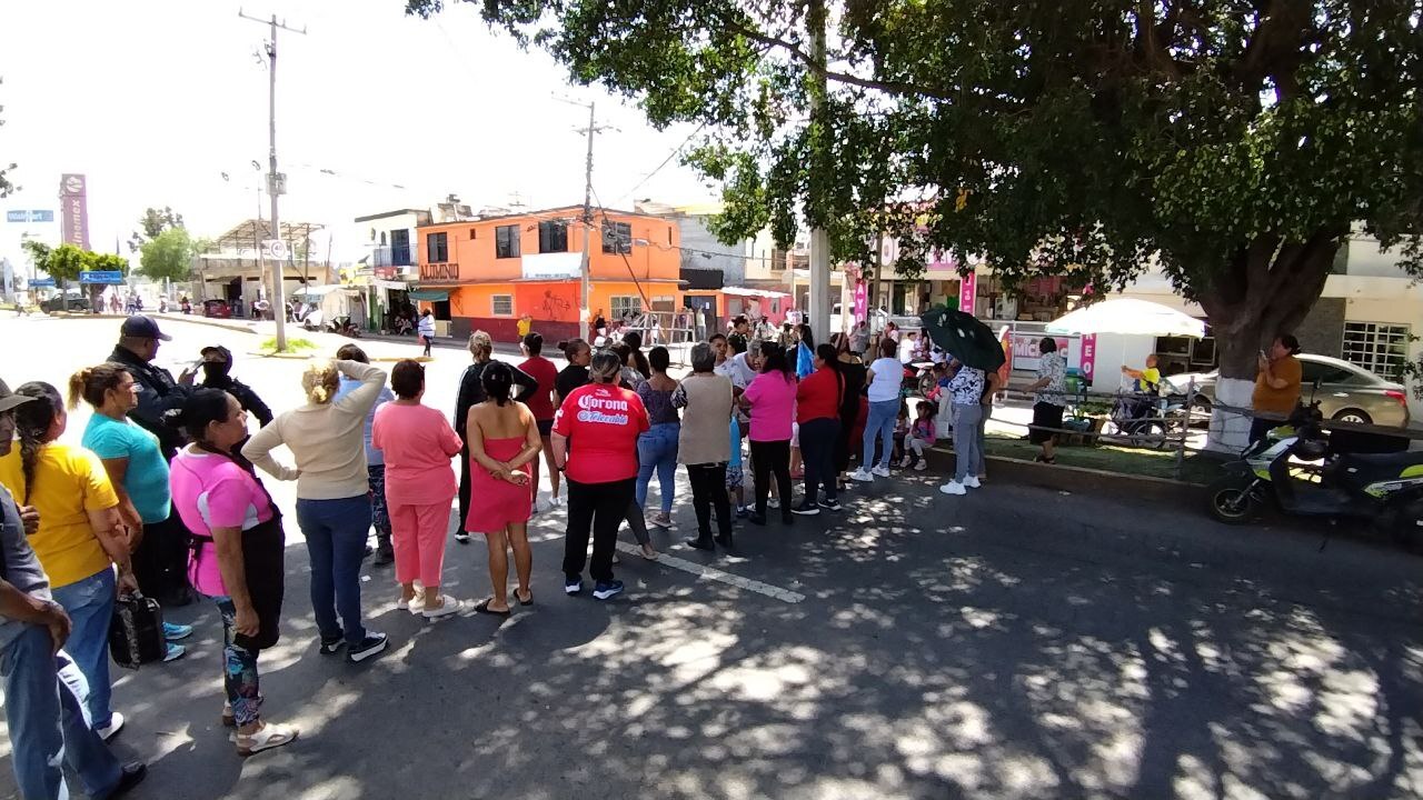 Vecinos bloquean bulevar en San Roque en Irapuato tras explosión de transformador; exigen atención 