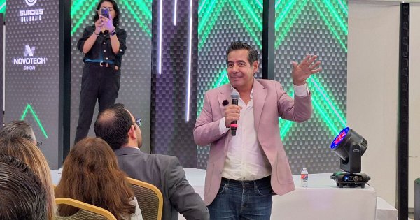 Yordi Rosado motiva a empresarios y estudiantes en el Foro de Proveeduría Automotriz en León