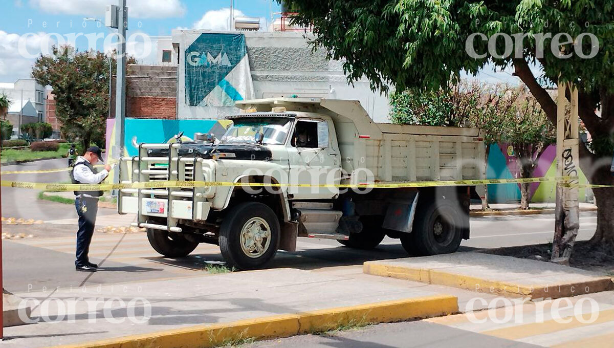 Comerciante de la tercera edad es atropellado por tolva en Irapuato luego de tropezarse