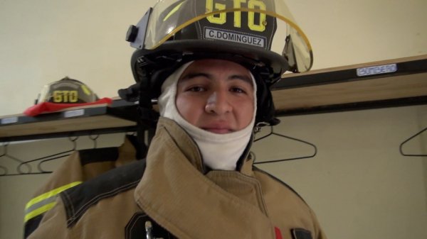 A sus 21 años, César es Bombero Voluntario en Guanajuato y estudiante de la UG