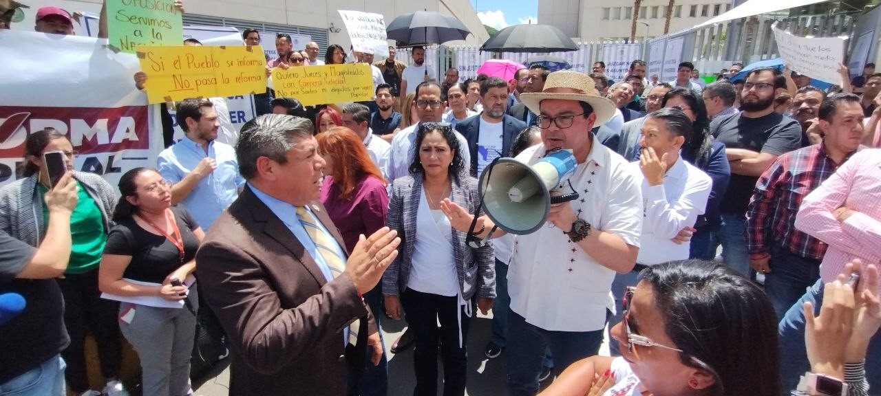 Entre gritos, empleados del Poder Judicial impiden asamblea de Morena | Video 