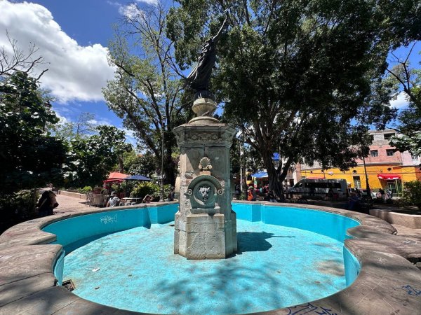 Entre graffitis y sin agua, dejan en el abandono a la pileta de Embajadoras en Guanajuato 